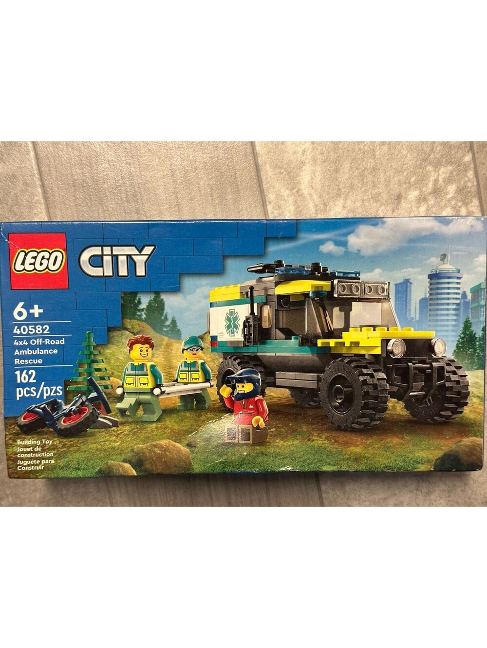 LEGO 40582 - City - 4x4 Off-Road Ambulance Rescue - 2023 - NEW & Sealed - Picture 4 of 4